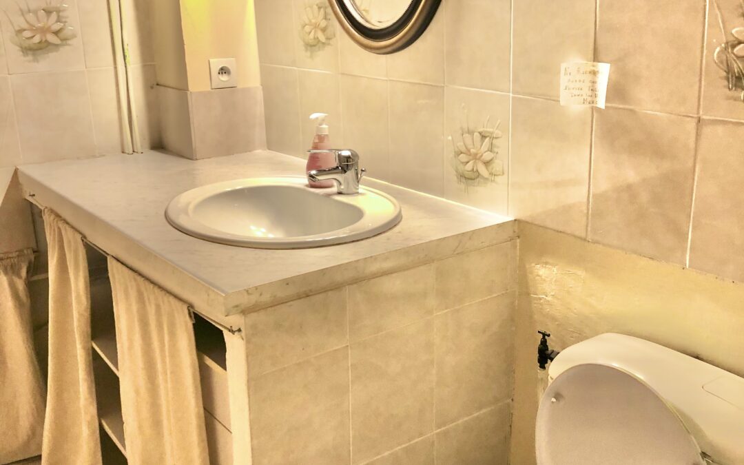 Rénovation complète de salle de bains à Le Boulou : remplacement d'une baignoire par une douche à l'italienne