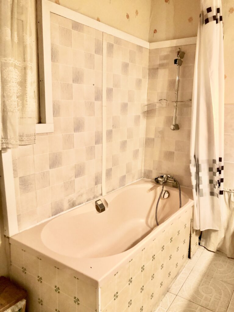 Rénovation complète de salle de bains à Le Boulou : remplacement d'une baignoire par une douche à l'italienne