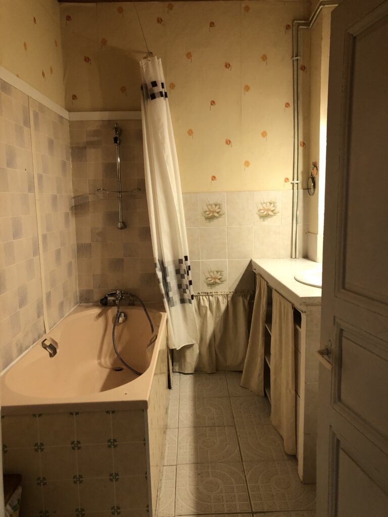 Rénovation complète de salle de bains à Le Boulou : remplacement d'une baignoire par une douche à l'italienne