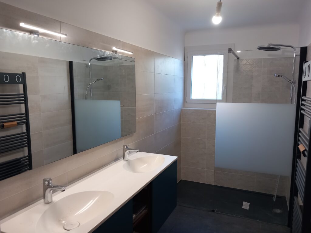 Plombier Arles-sur-Tech : rénovation complète d’une salle de bain par MCV