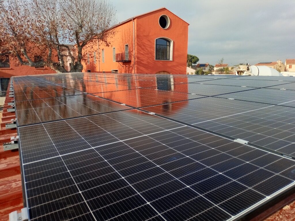 Pose de panneaux solaires sur ombrière à Bompas (66)