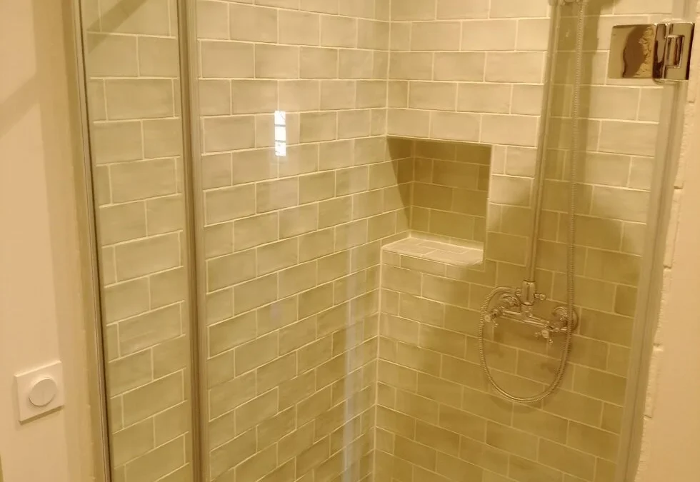 Installation douche à l’italienne et WC dans un mas à Saint-Laurent-de-Cerdans